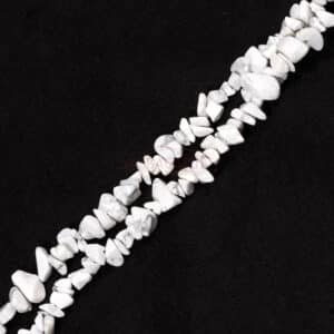 Éclats de howlite environ 5x8mm, 1 brin