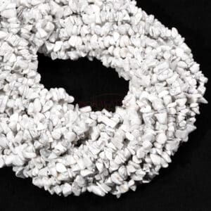 Éclats de howlite environ 5x8mm, 1 brin
